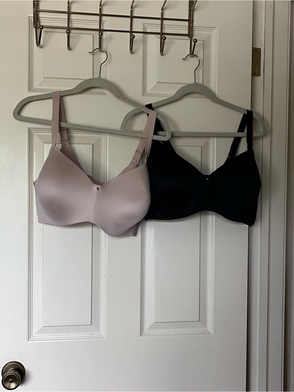 TWO Bali One Smooth U Hidden Underwire 40DD Everyday Bras- Black and Beige